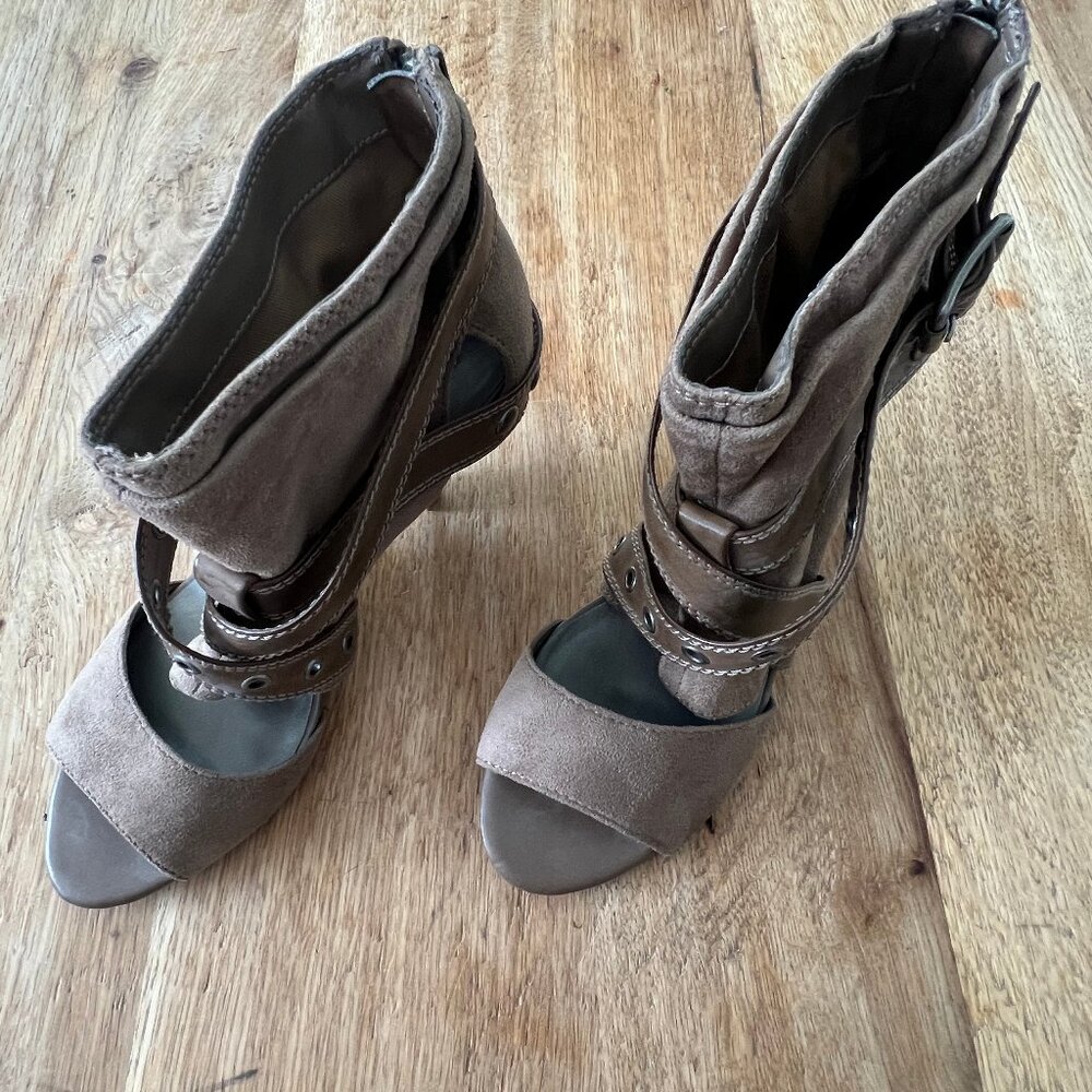 Vera Wang Simply Vera Suede Brown Tan Open Toe Bootie - Size 8